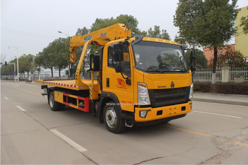 HOWO 4 ton wrecker truck crane