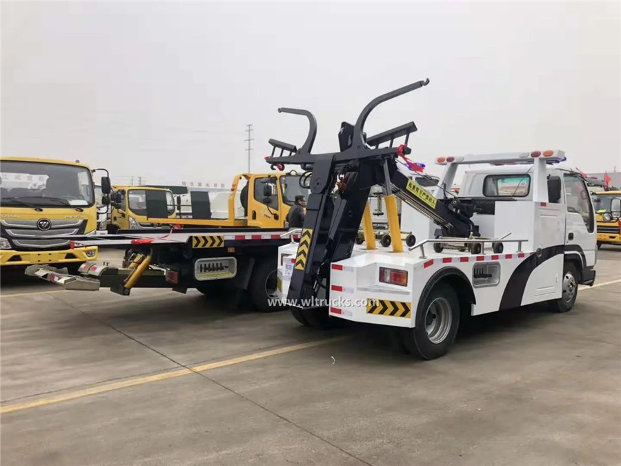 Isuzu HJR 3 ton wrecker towing truck 