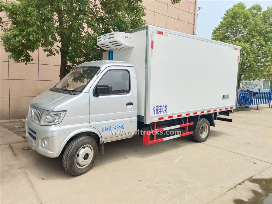 6 tire Changan Shenqi gasoline mini refrigerated truck