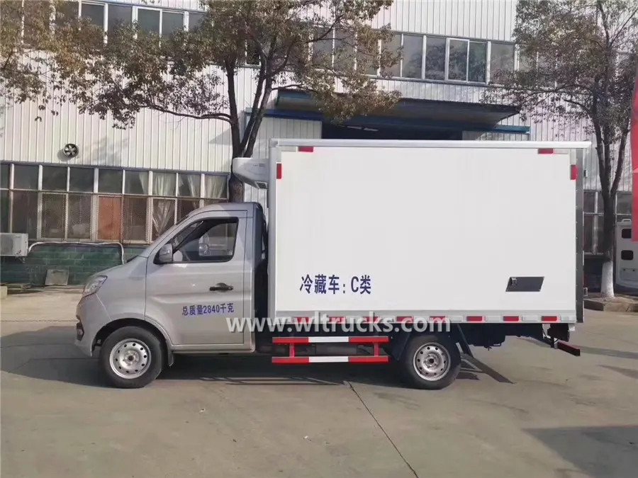 6 tyre Changan petrol 2 ton refrigerated truck