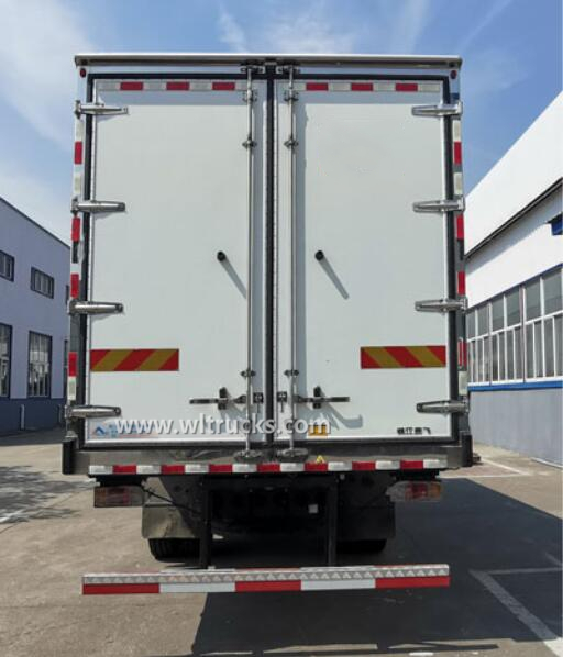 6 wheel Isuzu Giga 26ft refrigerator box truck