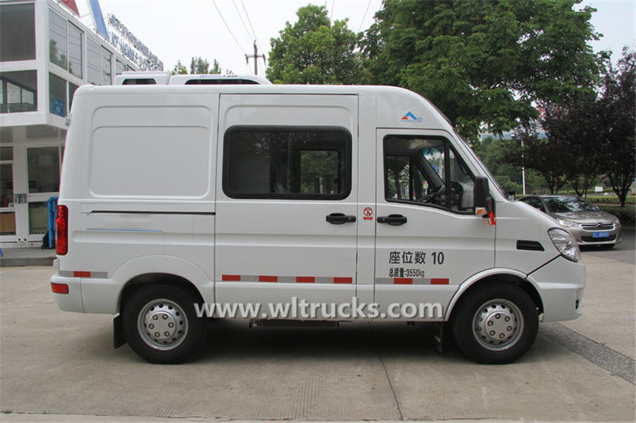 6 wheeler Iveco Daily Minibus reefer truck