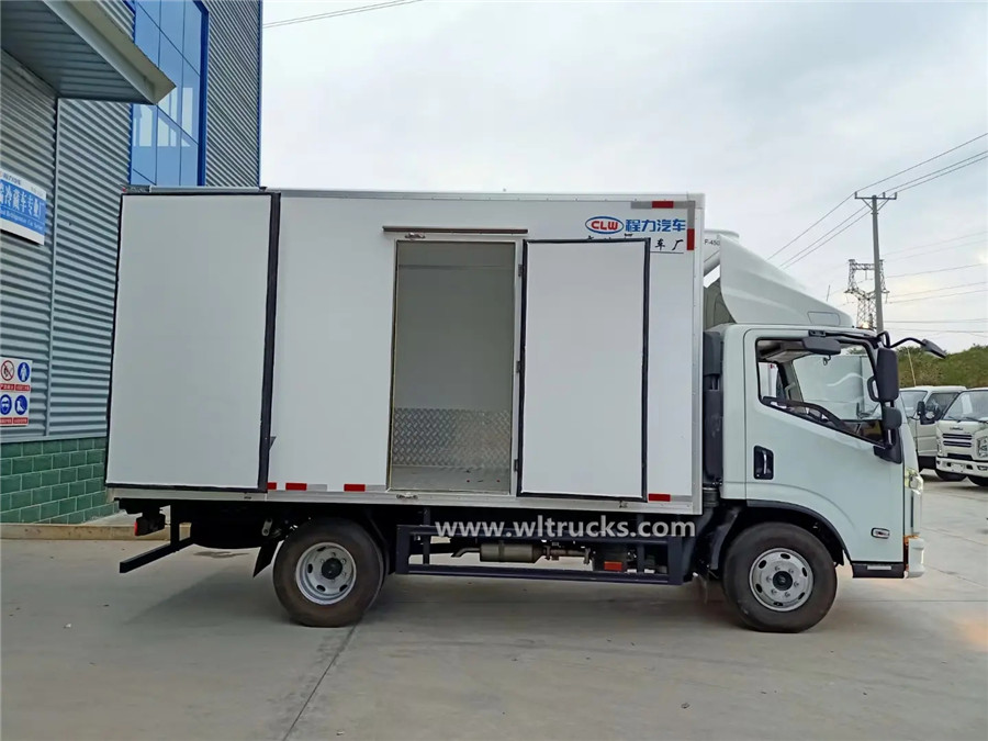 SAIC Yuejin 6t reefer box truck