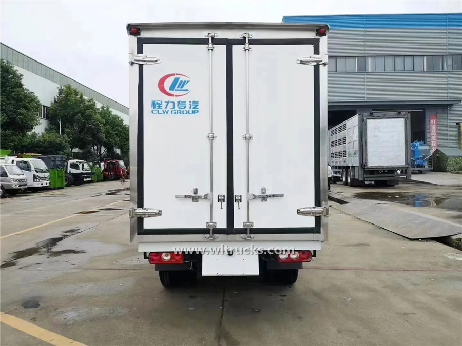 SAIC Yuejin diesel small fridge truck