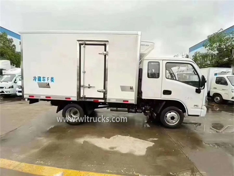 SAIC Yuejin freezer box truck