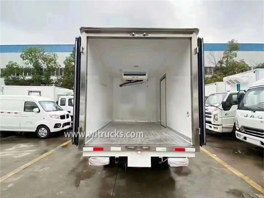 SAIC Yuejin refrigerated cargo truck