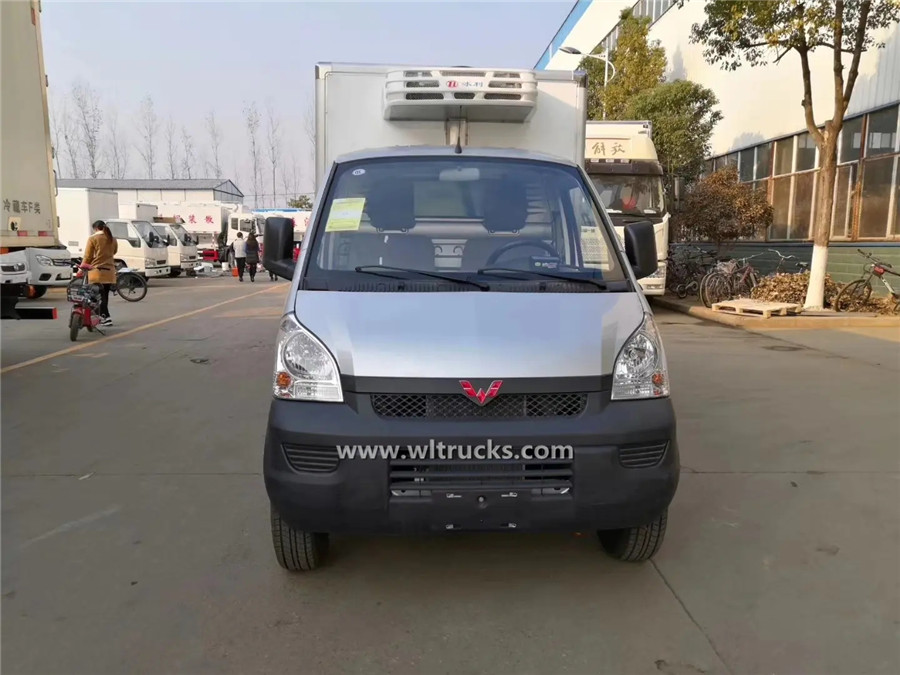 SGMW mini gasoline 1 ton refrigerated cargo truck