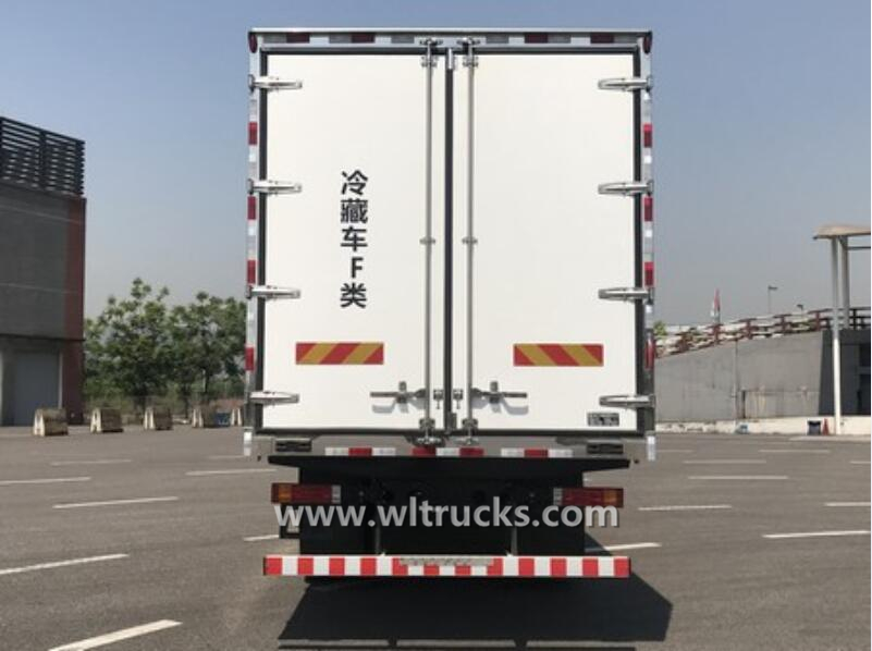 Shacman Xuande X6 6.6meters refrigerated truck for milk